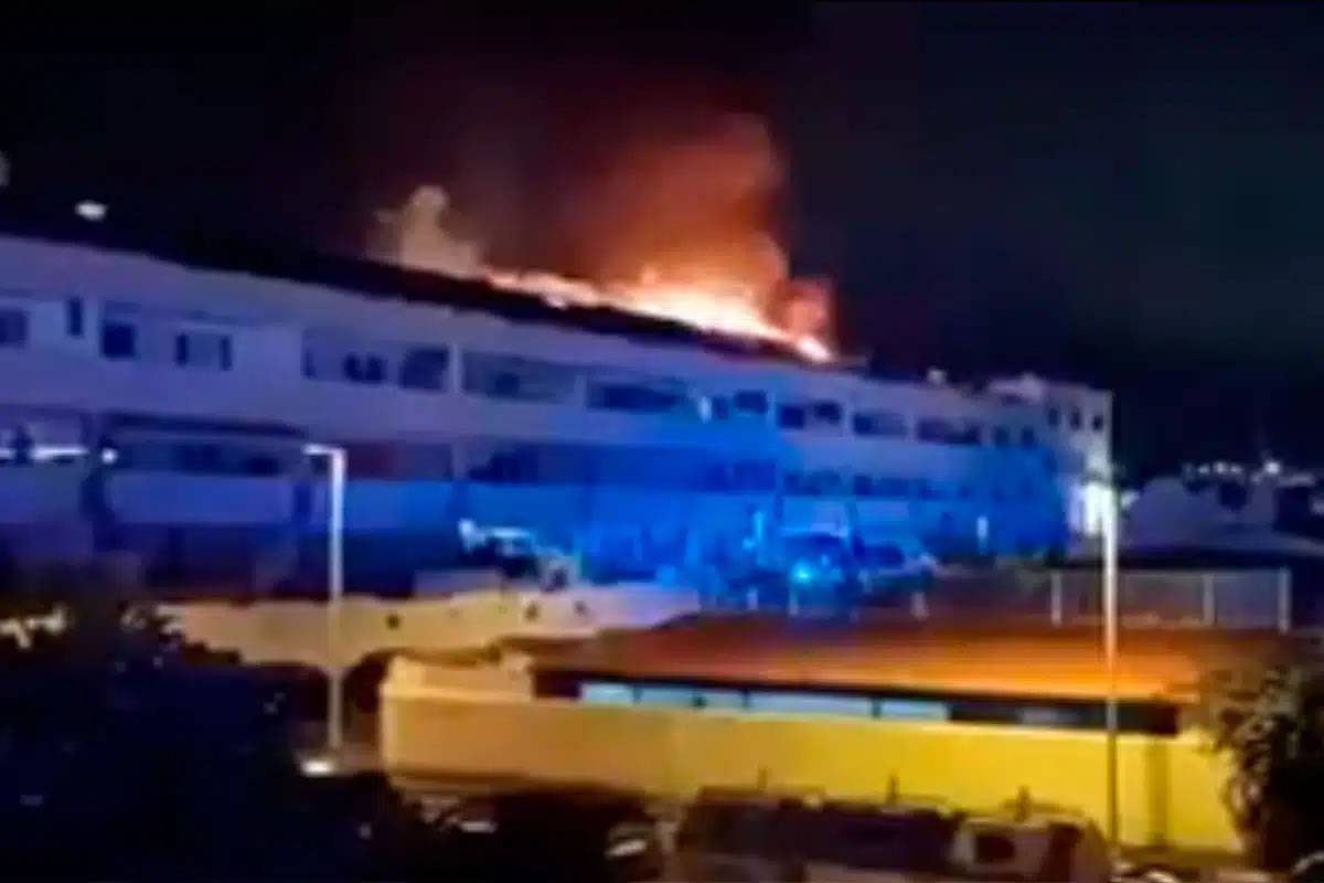 VIDEO: Large fire in apartment block in the south of Tenerife