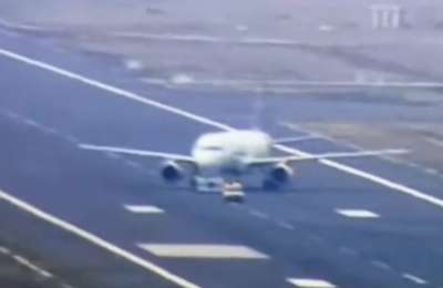 Emergency landing closes runway due to problem with landing gear