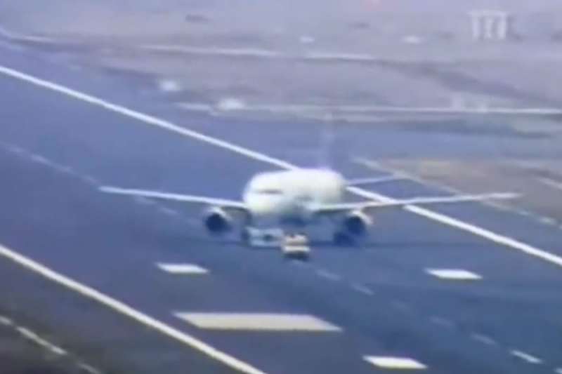 Emergency landing closes runway due to problem with landing gear