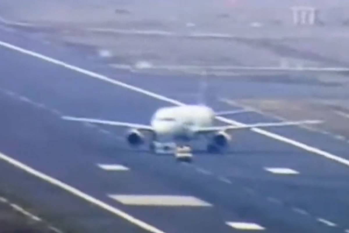 Emergency landing closes runway due to problem with landing gear