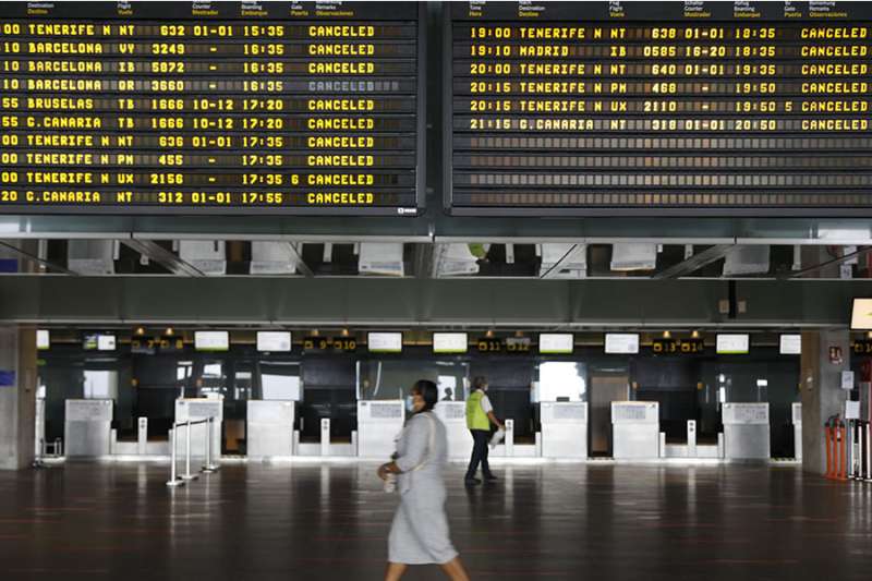 First flights have been cancelled due to the storm in the Canary Islands