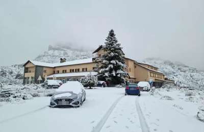 Tenerife wakes up to snow on Teide after a stormy night