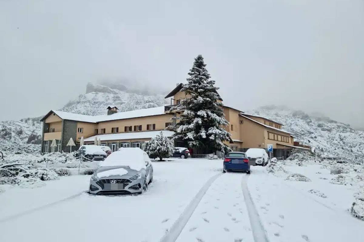 Tenerife wakes up to snow on Teide after a stormy night