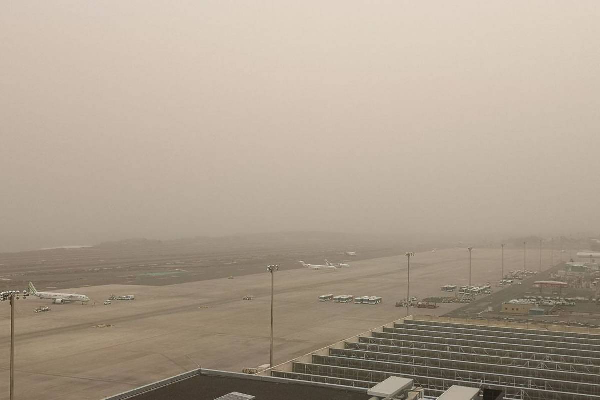 The wind and intense haze causes more delays at Canary Islands airports 
