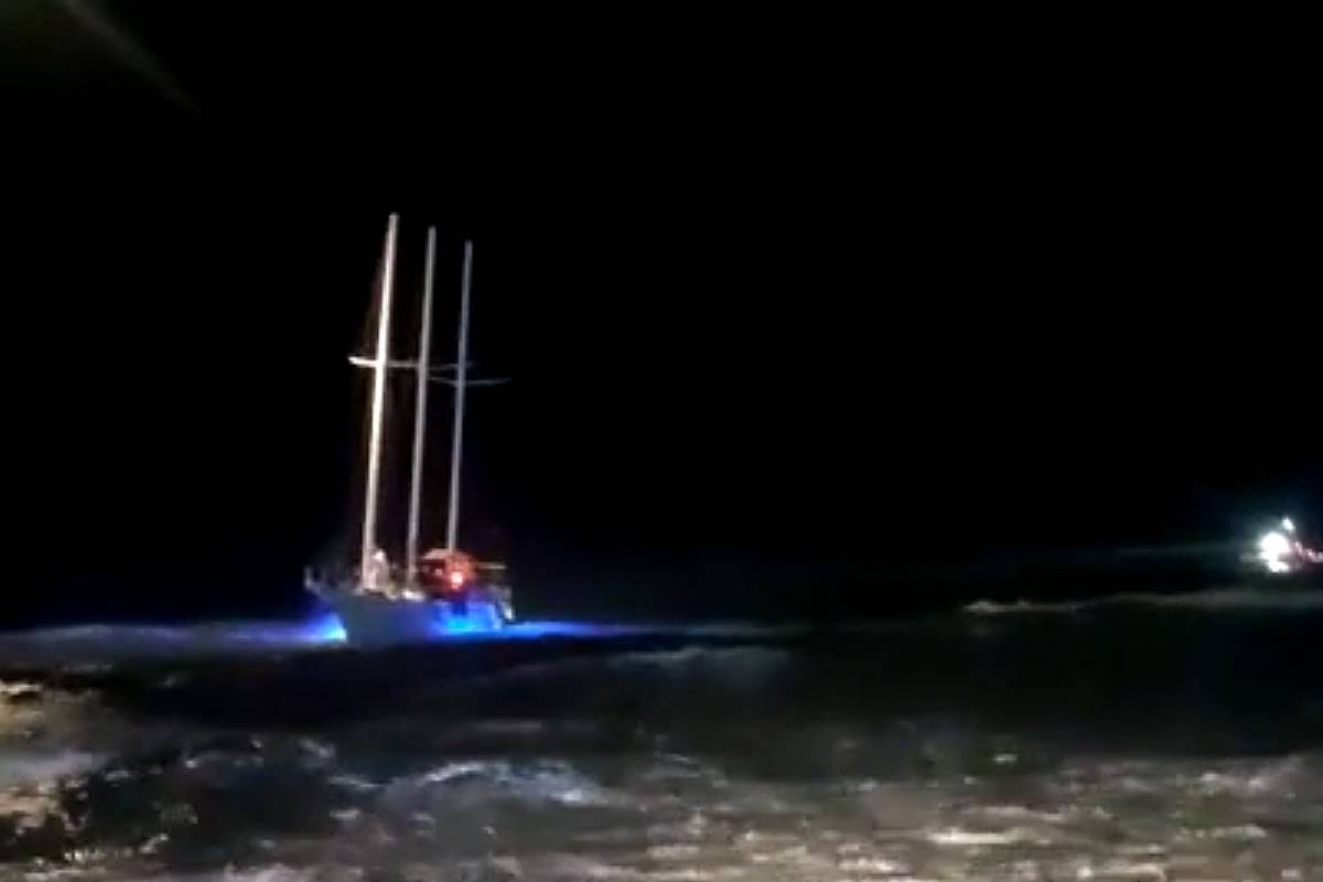 10 party people rescued by helicopter from stranded yacht on New Years Eve