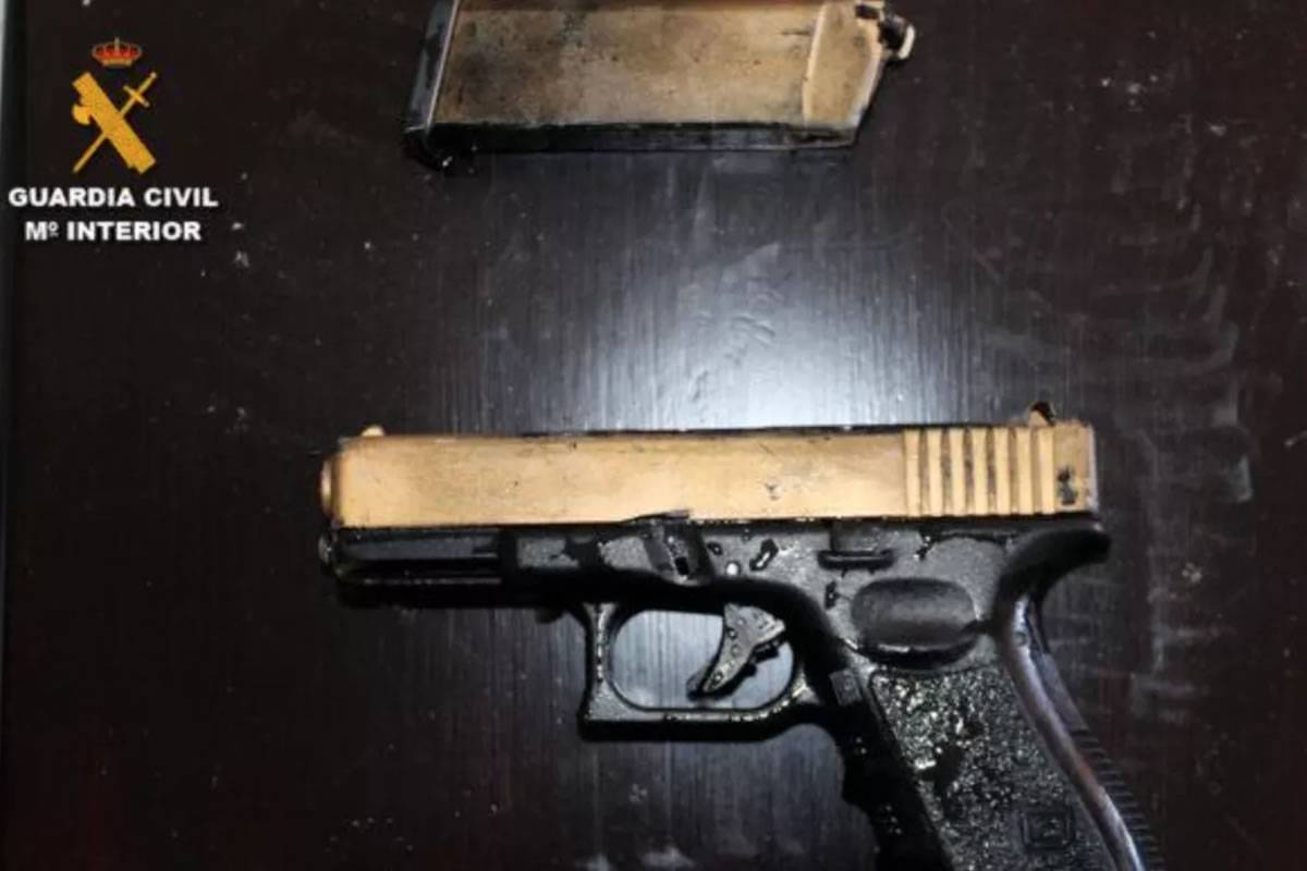 Two men arrested after stealing 2,000 euros at gunpoint in a hotel in Costa Antigua