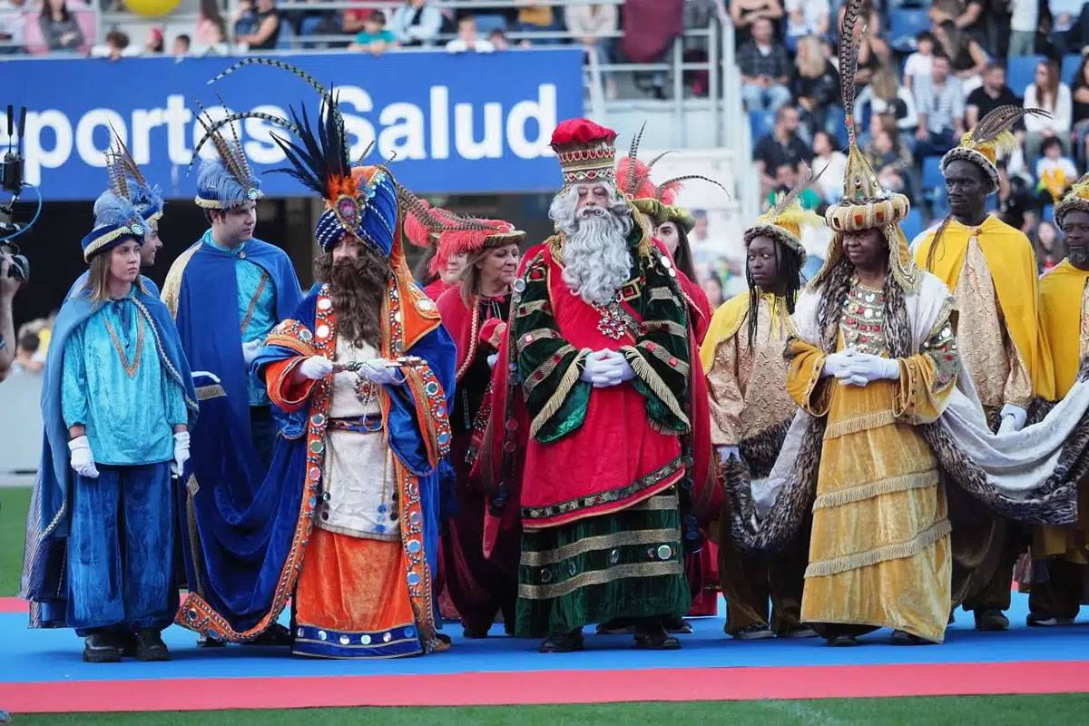 The Three Kings meet the children of the Canary Islands once again
