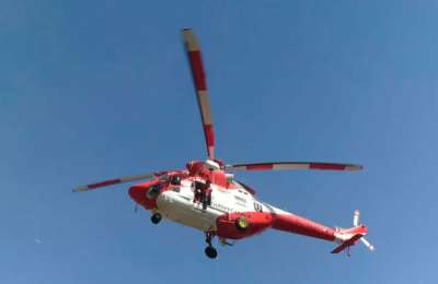 A female paraglider is rescued by helicopter in Adeje