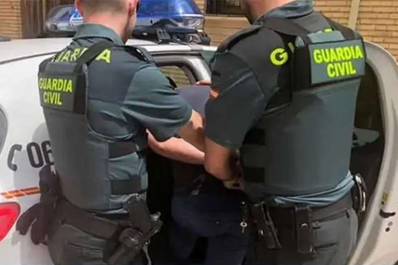 Man arrested after stabbing his ex-wife to death and injuring one of their children in Adeje