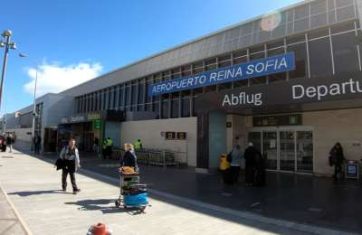 Two detained for stealing a suitcase and a wallet at Tenerife South airport