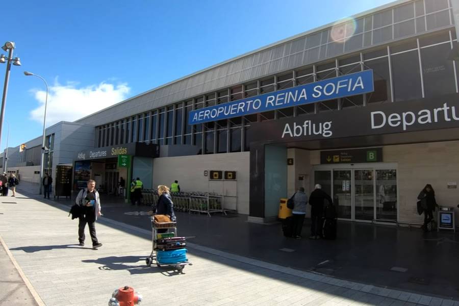 Two detained for stealing a suitcase and a wallet at Tenerife South airport Two detained for stealing a suitcase and a wallet at Tenerife South airport