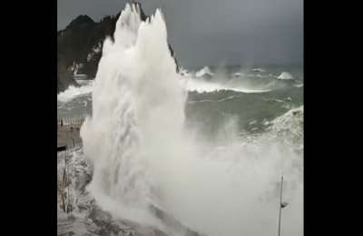VIDEO: Spectacular 10 metre waves in Tenerife