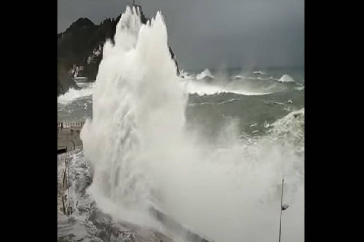 VIDEO: Spectacular 10 metre waves in Tenerife