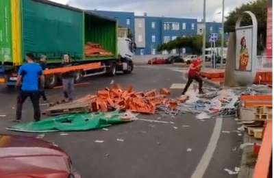 A truck sheds its load in Las Palmas after driver secured it with gaffer tape