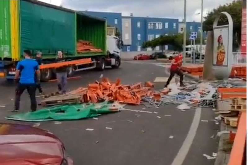 A truck sheds its load in Las Palmas after driver secured it with gaffer tape