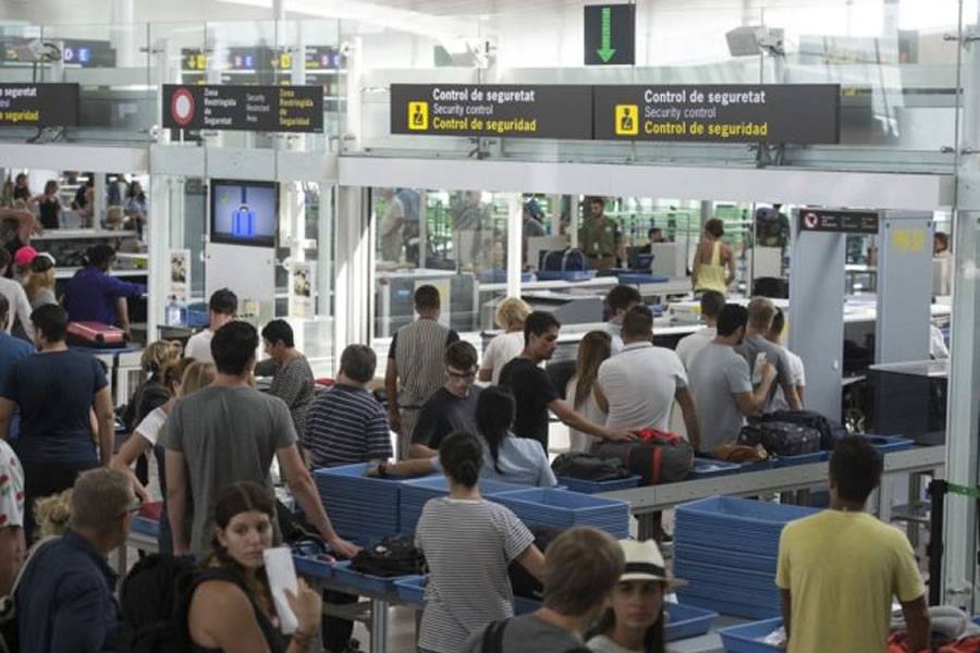 Air traffic controllers warn of ‘significant delays and cancellations’ on Monday