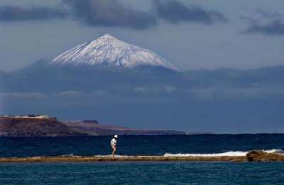 Incredible photo taken from Gran Canaria shows Teide in all her snowy glory