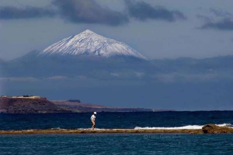 Incredible photo taken from Gran Canaria shows Teide in all her snowy glory