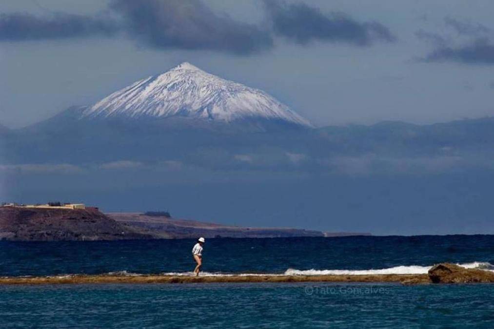 Incredible photo taken from Gran Canaria shows Teide in all her snowy glory
