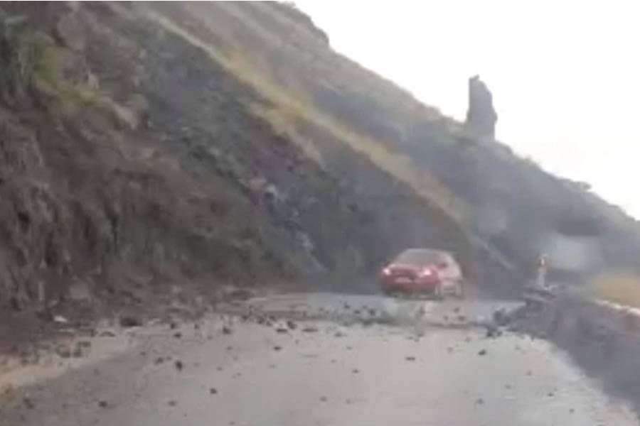 Landslides cause problems on the road that connects La Aldea de San Nicolás with Agaete