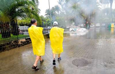 Weather warnings for strong rain in the west and calima in the east this weekend