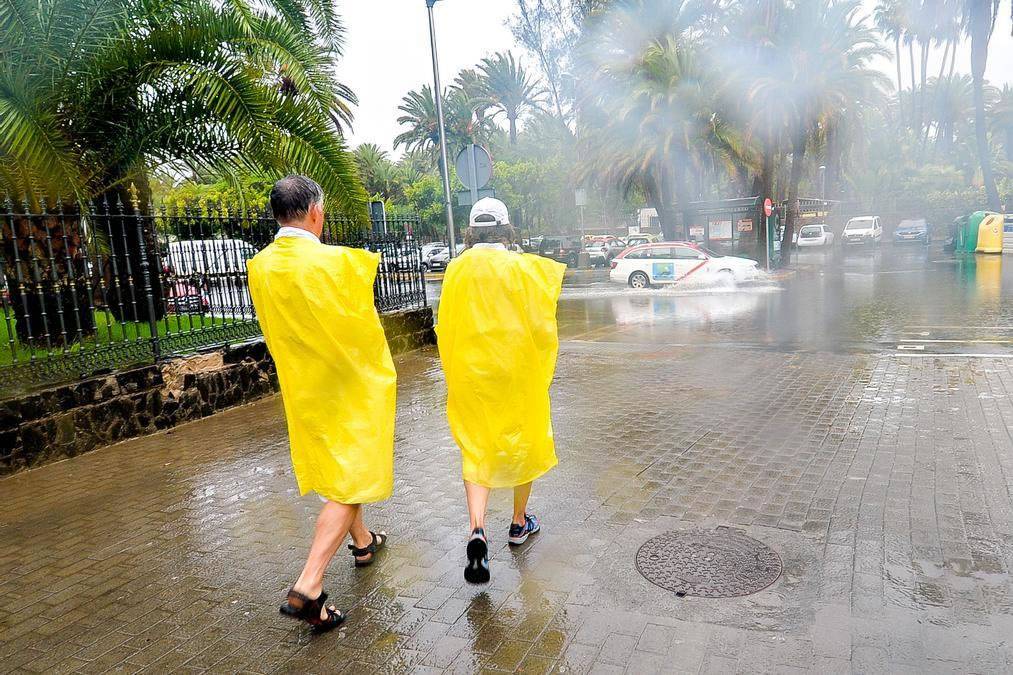 Weather warnings for strong rain in the west and calima in the east this weekend