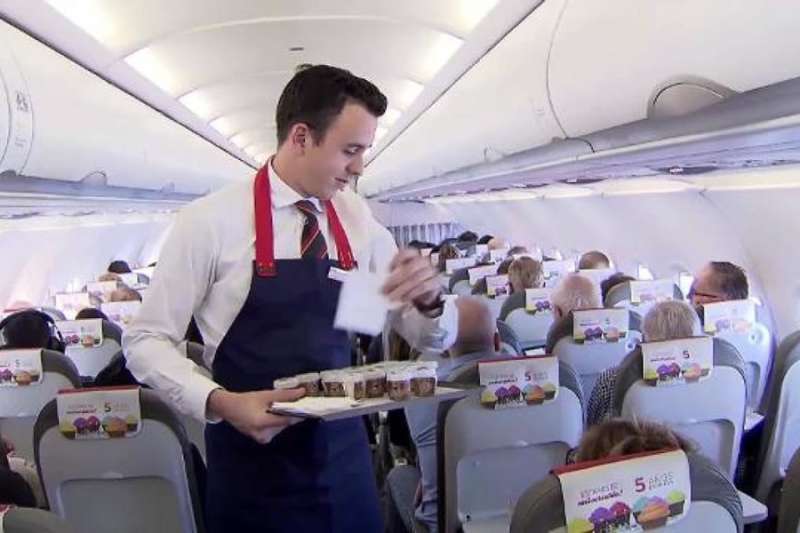 Consumer association hits out at eight Spanish airlines for not accepting cash on board