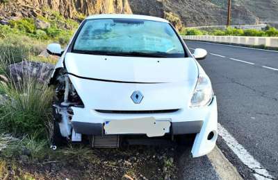 Woman found sleeping in car after having an accident in Tenerife