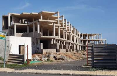 Lanzarote, the island with the most illegal structures that declares itself saturated with tourists