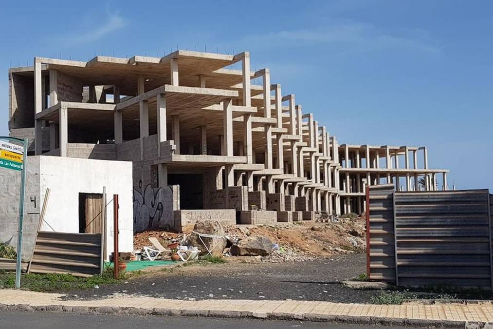 Lanzarote, the island with the most illegal structures that declares itself saturated with tourists