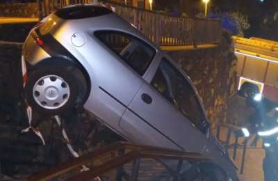 Unusual accident in Tenerife: a car falls down some stairs!