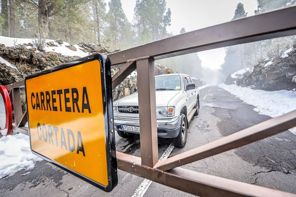 Some accesses to Teide are now open so you can go up and see the snow