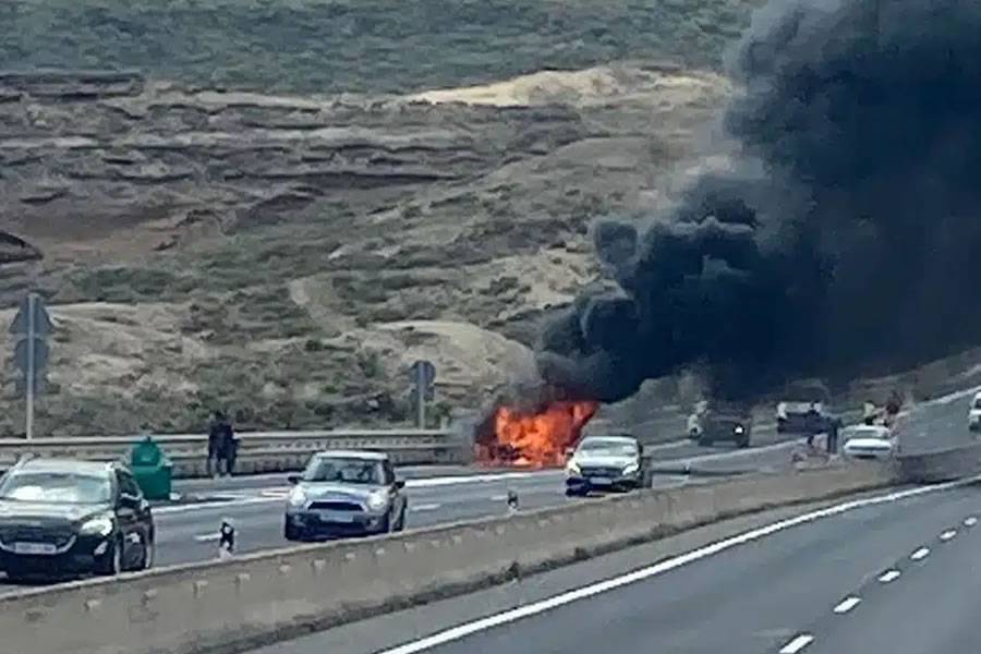 Tailbacks on the TF-1 due to a car being on fire