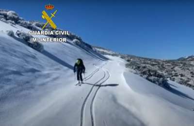 VIDEO: The Guardia Civil patrols Teide National Park on skis