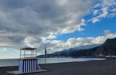 Cloudy with unchanged temperatures and a northeast wind this Sunday