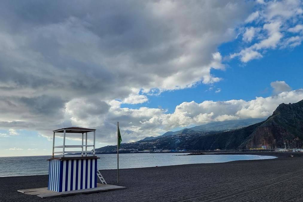 Cloudy with unchanged temperatures and a northeast wind this Sunday