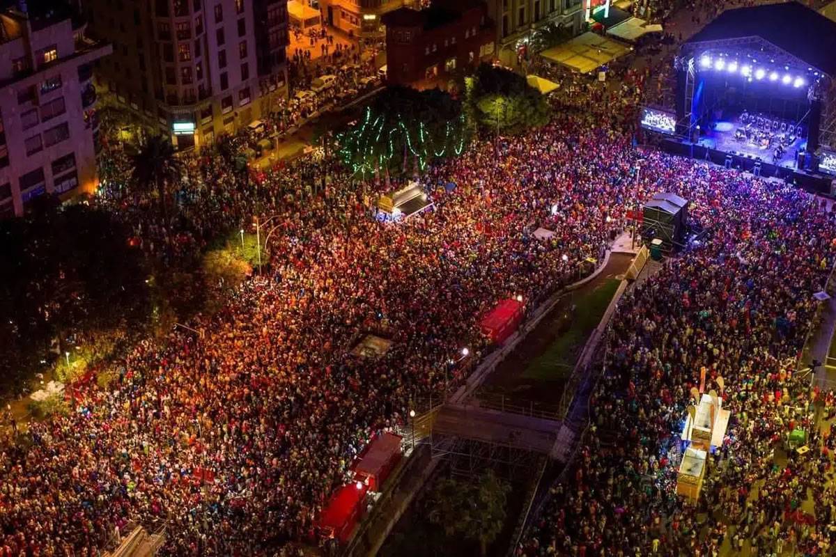 420,000 people finish the Santa Cruz Carnival with an 18 hour party