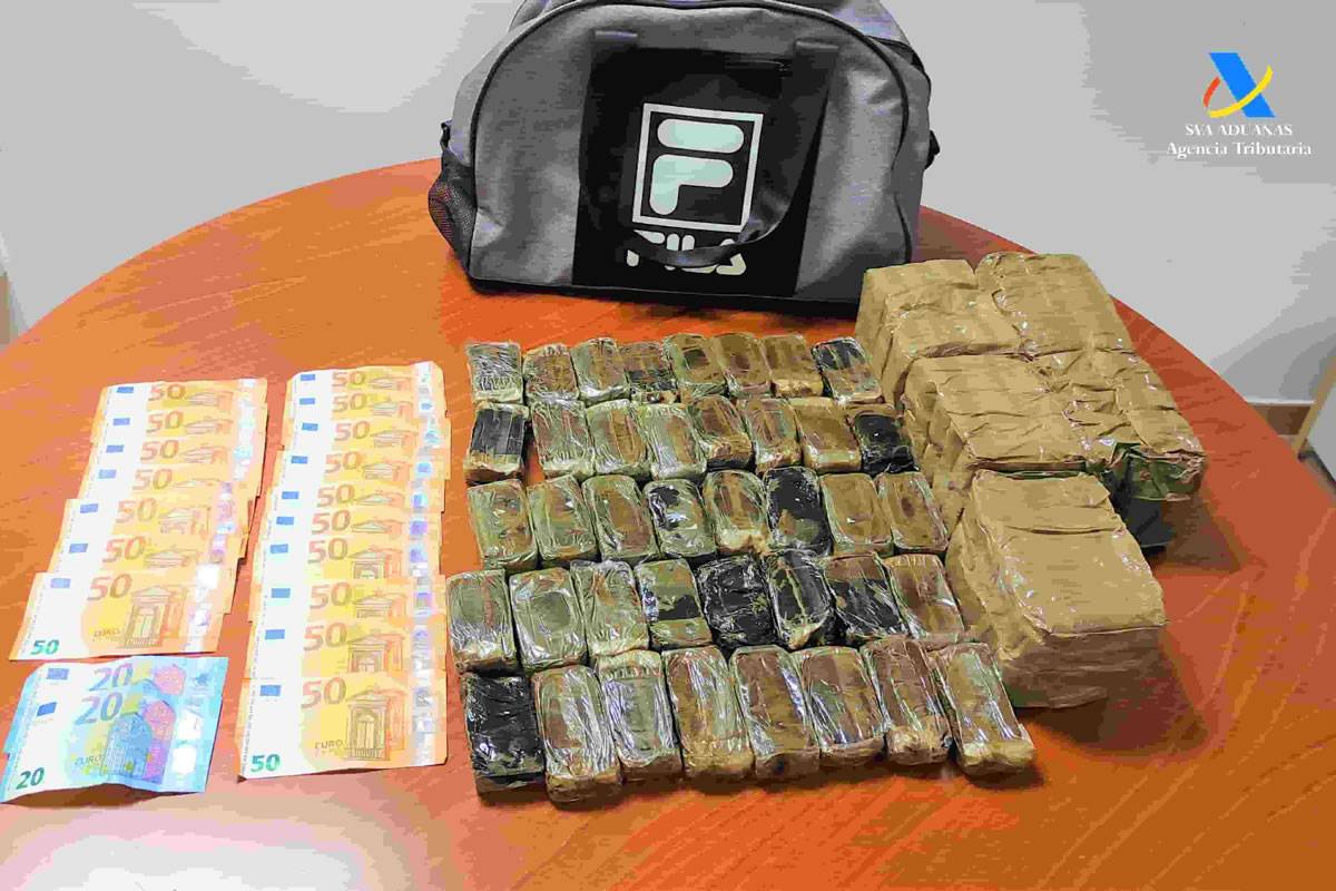 Ferry passenger caught with 8.7 kilos of hashish in a holdall