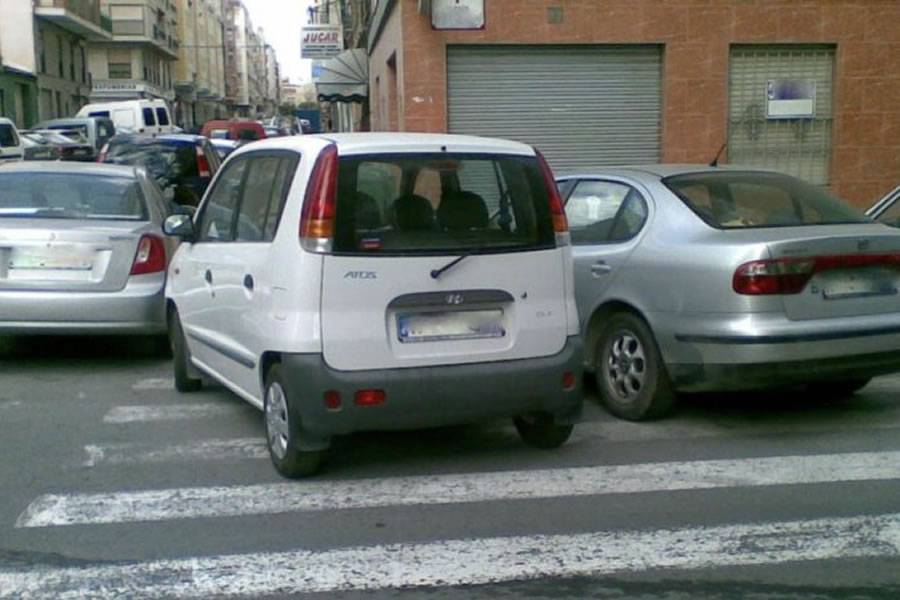 The DGT highlights fines for parking incorrectly or in the wrong place 