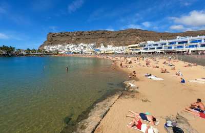MONDAYS WEATHER: Hot and sunny in the west, hot and hazy in the east