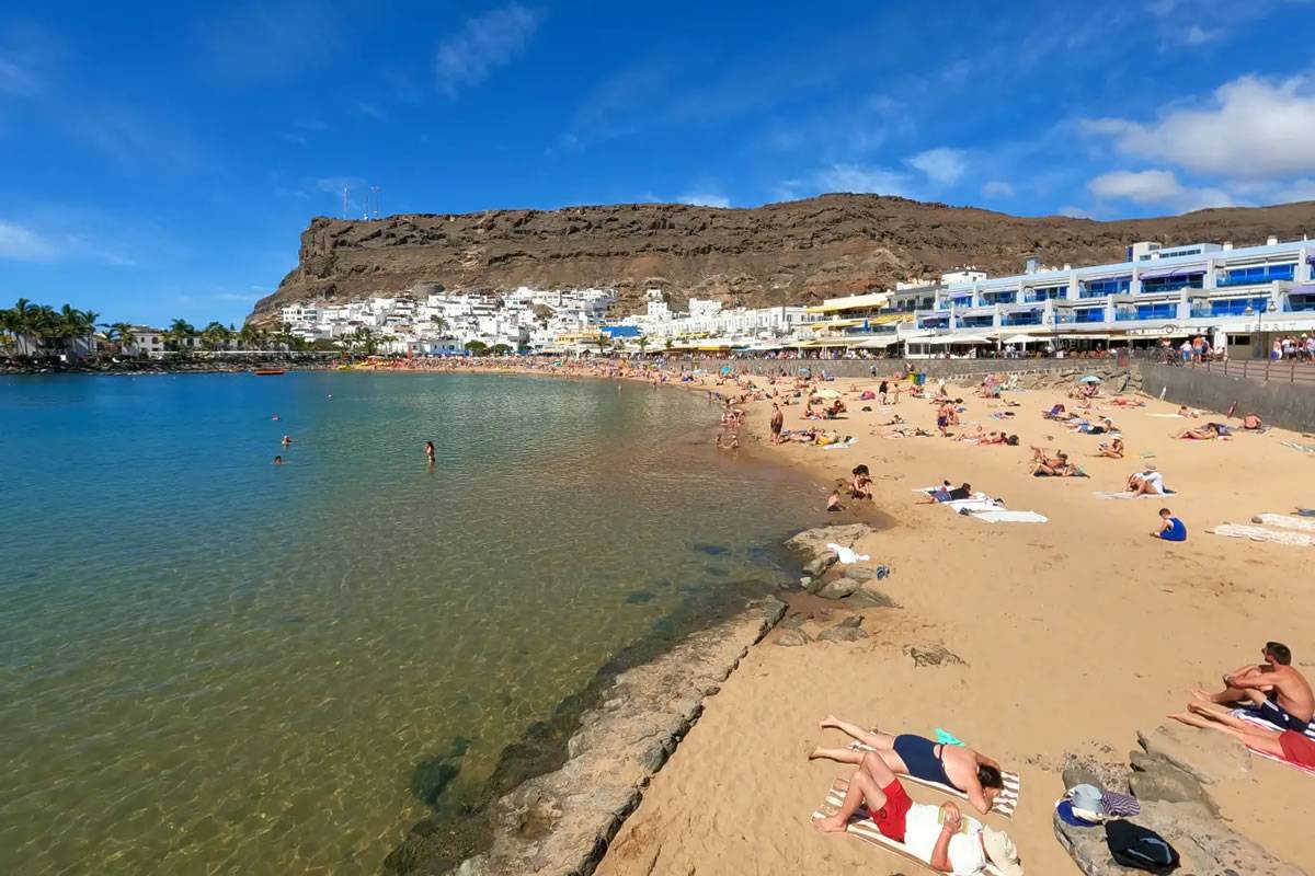 MONDAYS WEATHER: Hot and sunny in the west, hot and hazy in the east