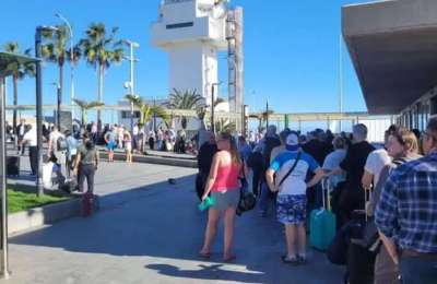 Record tourist numbers but 2 hours to get a taxi from the airport