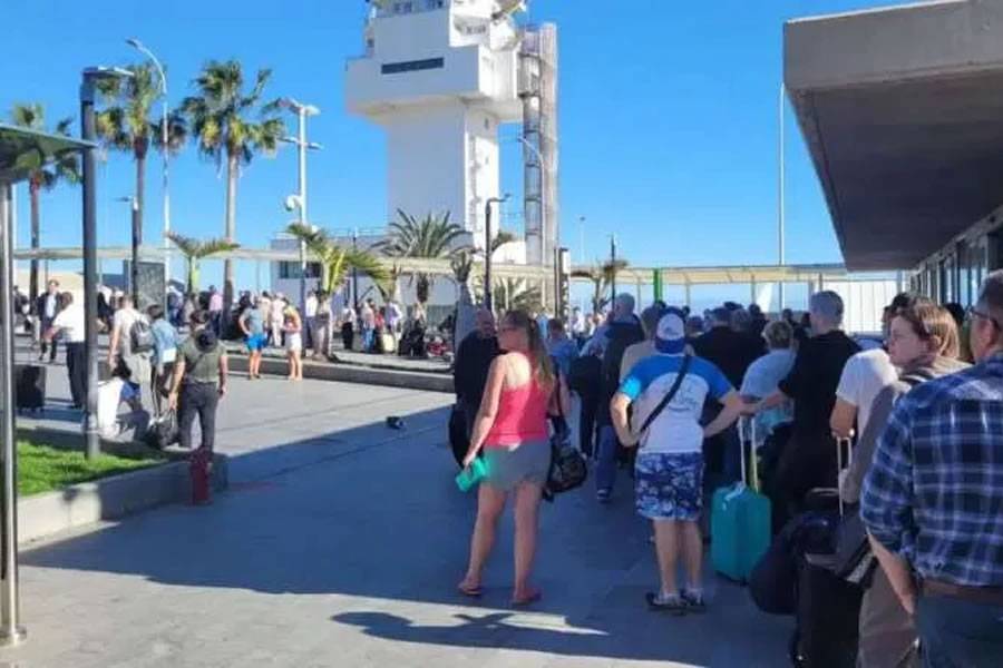 Record tourist numbers but 2 hours to get a taxi from the airport