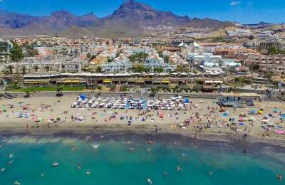 Paramedics save a woman’s life on a beach in Costa Adeje 