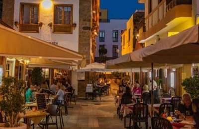 How much do tourists spend on holiday in the Canary Islands?