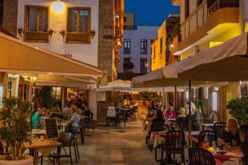How much do tourists spend on holiday in the Canary Islands?