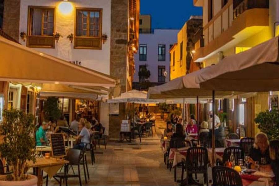 How much do tourists spend on holiday in the Canary Islands?