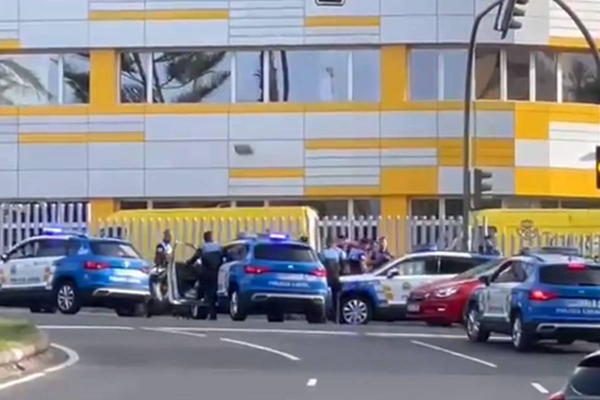Five police cars chase a motorist through the streets of Las Palmas