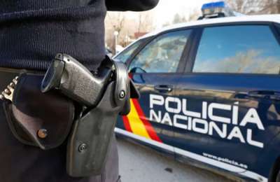 The National Police prevent a young woman from committing suicide in Los Cristianos
