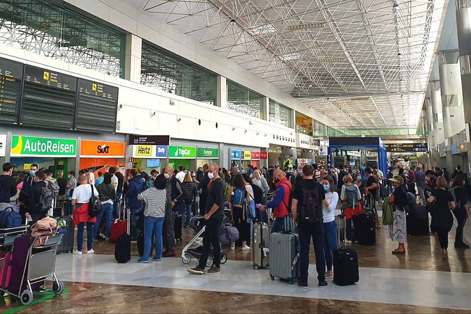 Pickpocket arrested after stealing 1,000 euros from a tourist at Tenerife airport Pickpocket arrested after stealing 1,000 euros from a tourist at Tenerife airport